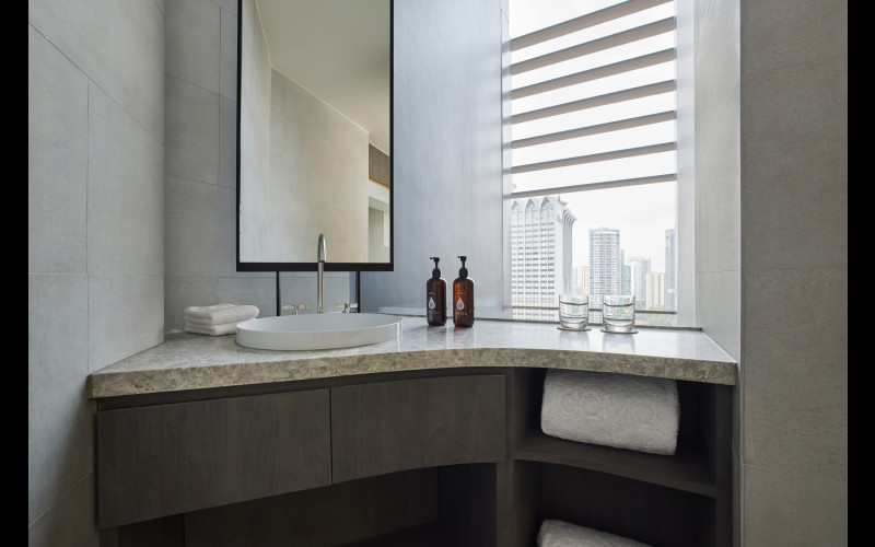 MM 23 COMO Suite master bathroom 1