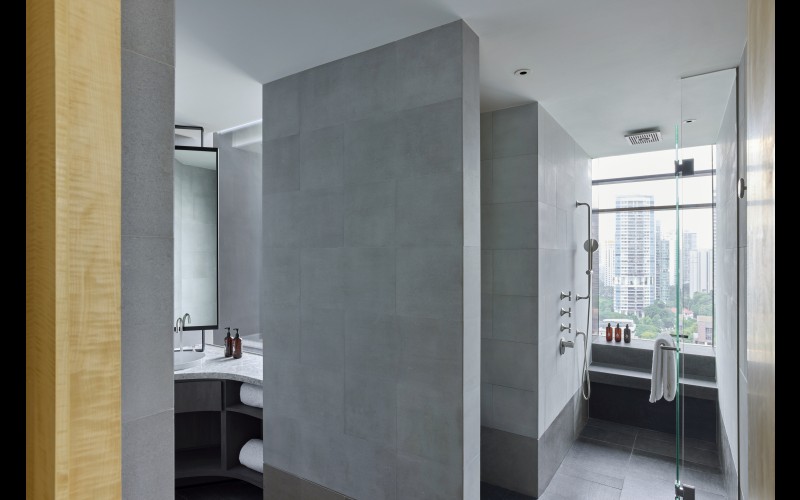 MM 23 COMO Suite master bathroom 2