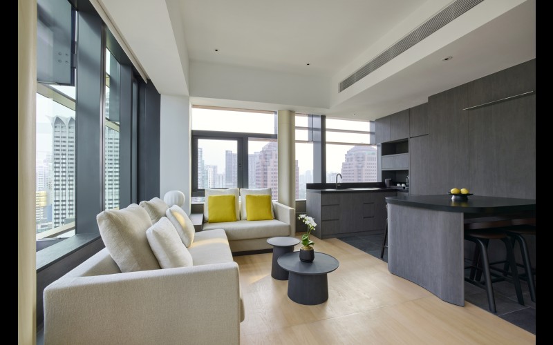 MM 23 COMO or Metropolitan Suite Living Room